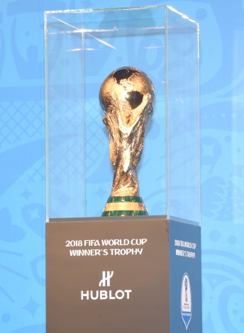 2018サッカーW杯優勝トロフィー日本初公開 ハリルホジッチ監督「大きな
