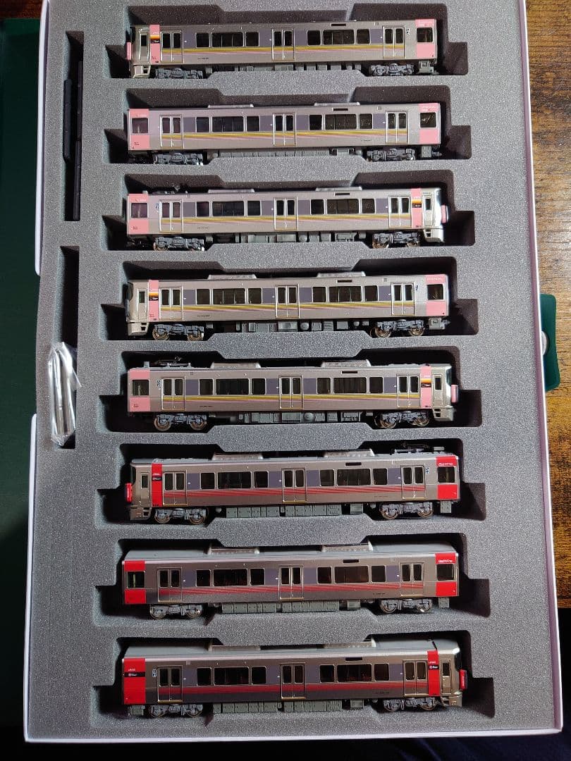 KATO　227系　全車両室内灯あり。